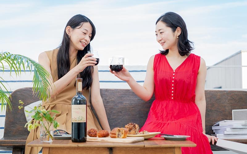 ほろ酔いで、赤ワイン片手に乾杯。