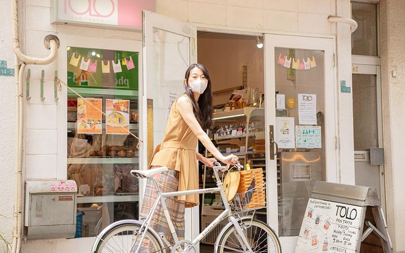 自転車のカゴにワインを入れて、いざ〈TOLO PAN TOKYO〉へ。