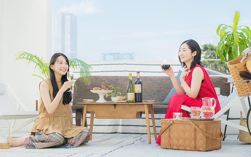 日も落ちてきて、ちょうどいい気候に。2人のお酒はすすみます。